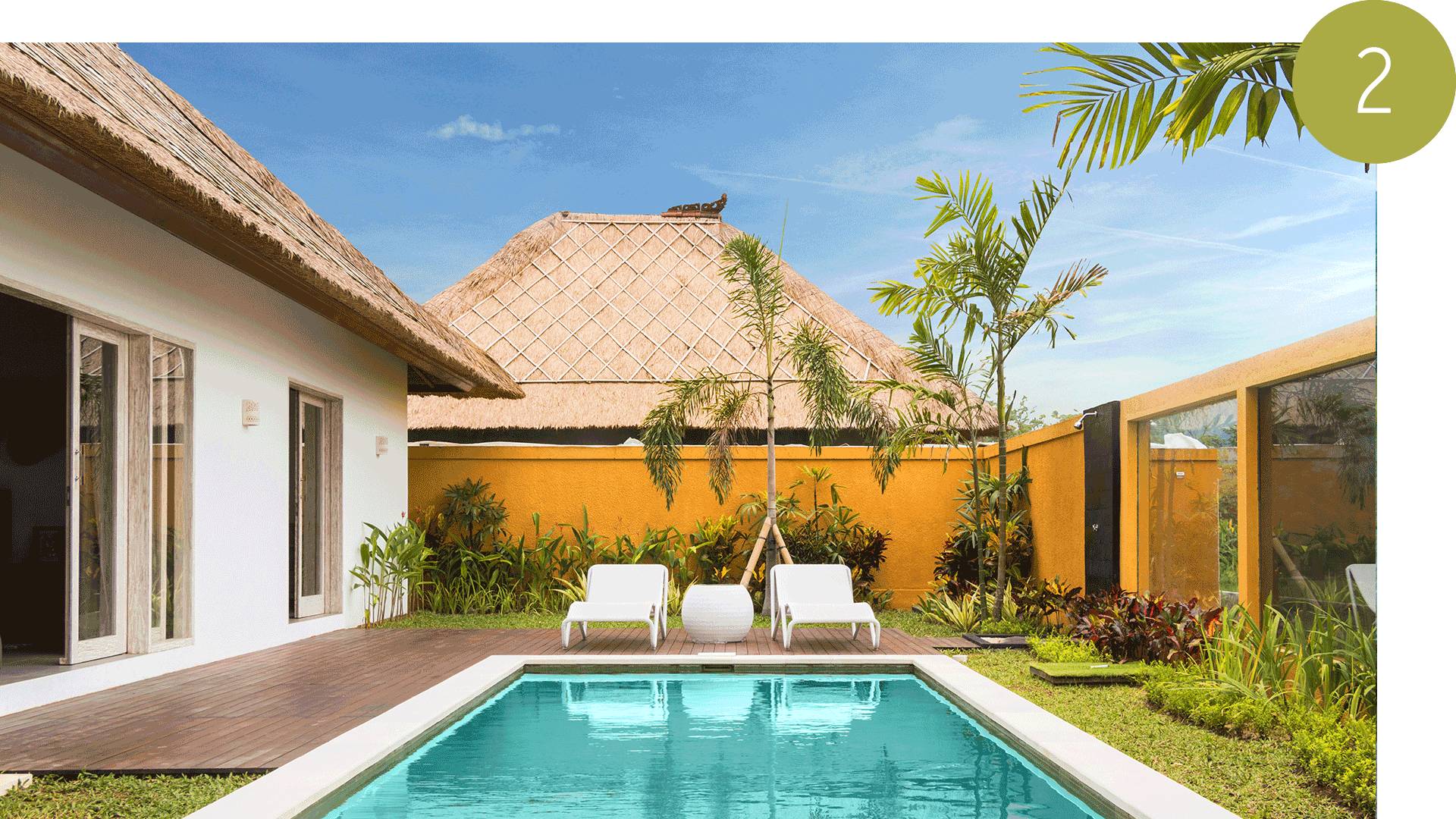 Magnifique terrasse avec piscine dans un jardin exotique