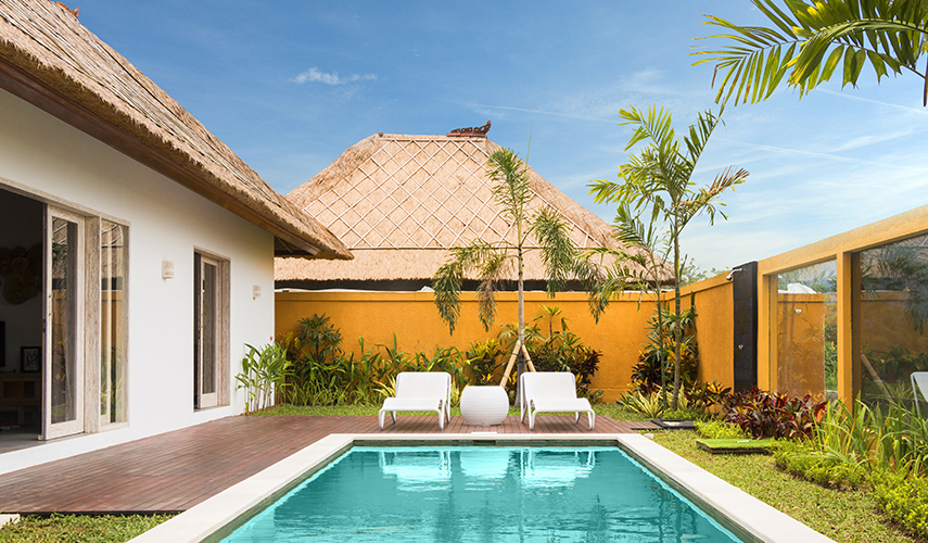 Belle villa avec piscine et terrasse en bois