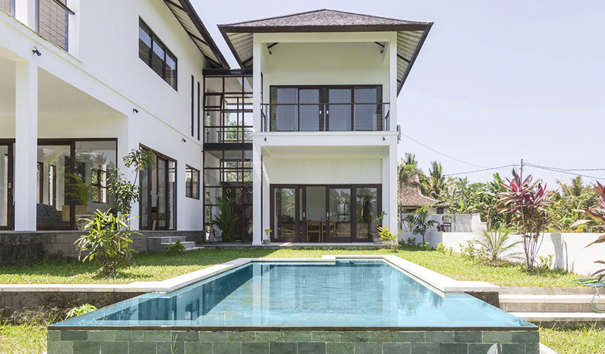 Belle villa avec piscine et terrasse en bois